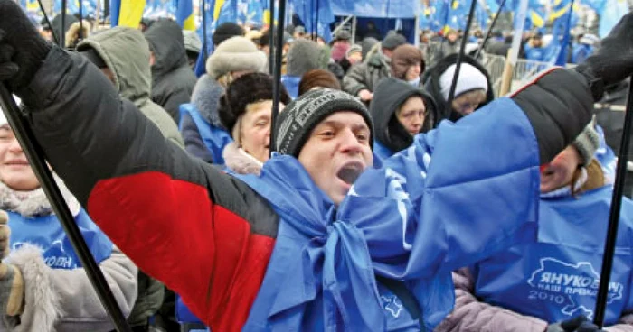 Mii de susţinători ai lui Ianukovici au scandat, ieri, la Kiev: „Victorie!“  