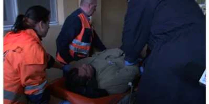 Pacientul a fost dus la spital legat de targă, pentru că era violent. FOTO Adevărul