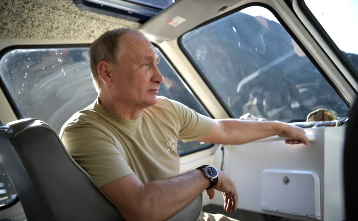 Vladimir Putin s-a plimbat şi cu maşina în vacanţă