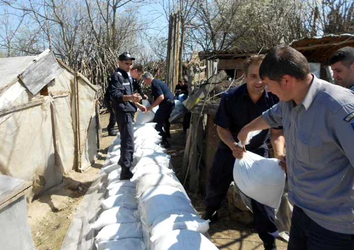 Pompierii ajută populaţia prin amenajarea de diguri în preajma locuinţelor