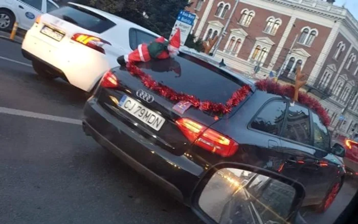 Maşina împodobită ca un brad de Crăciun a fost fotografiată în centrul Clujului. FOTO: Info Trafic Cluj