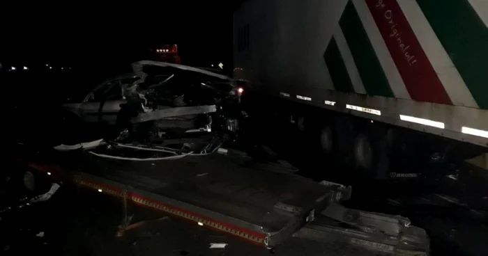 Imagine de la faţa locului, de pe DN 7 / E 81, pe Valea Oltului, unde o platformă auto s-a lovit de un TIR şi a blocat traficul Foto Adevărul