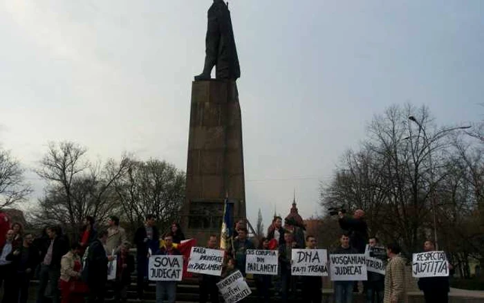 Câteva zeci de persoane protestează la Oradea faţă de superimunitatea parlamentară. FOTO: Claudia Bonchiş