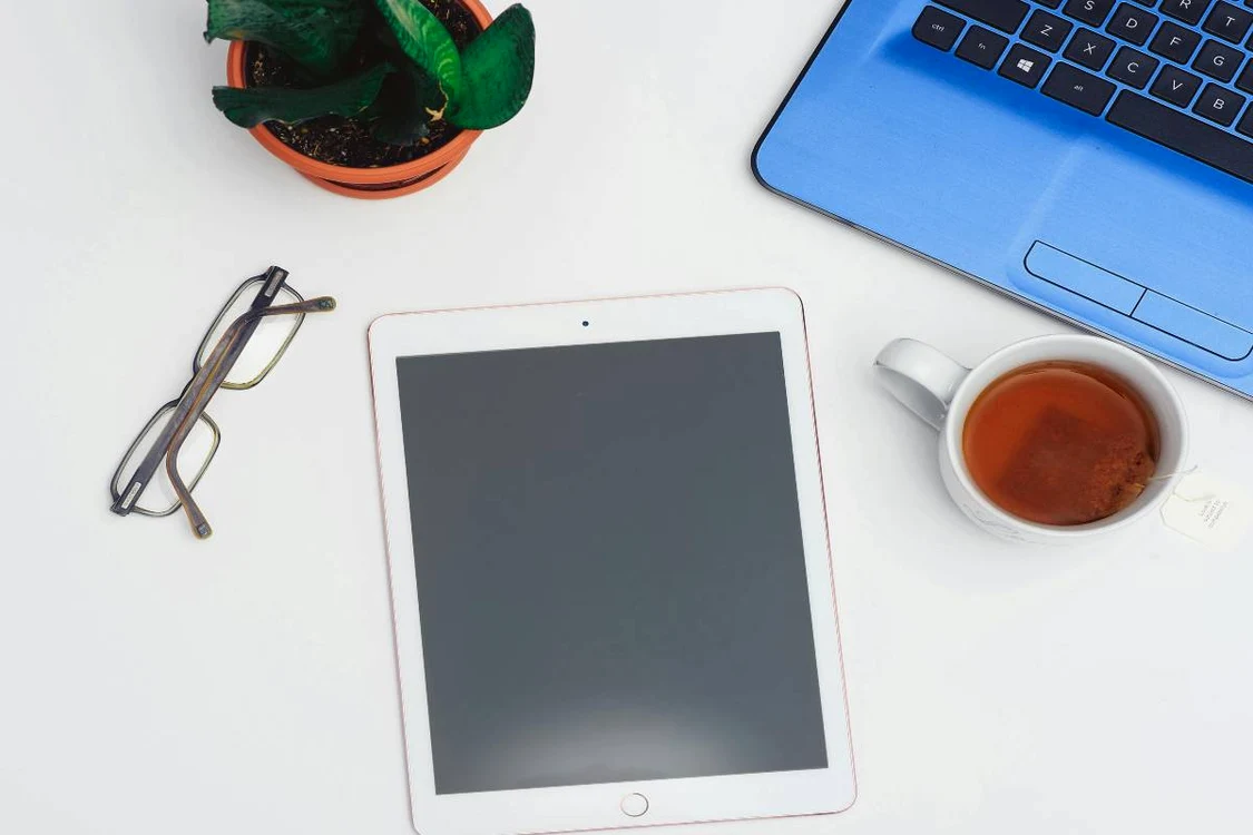 Poza de cover Cum sa ti maximizezi productivitatea cu un iPad sfaturi si trucuri folositoare Birou, iPad, laptop, ceasca cu ceai, ochelari de vedere, ghiveci cu planta jpg