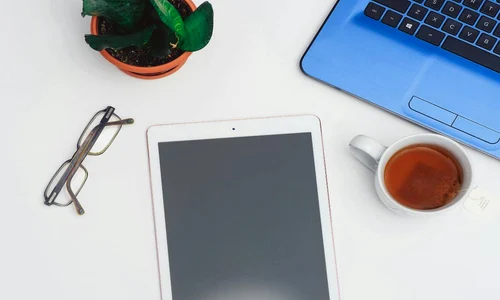 Poza de cover  Cum sa ti maximizezi productivitatea cu un iPad  sfaturi si trucuri folositoare Birou, iPad, laptop, ceasca cu ceai, ochelari de vedere, ghiveci cu planta jpg