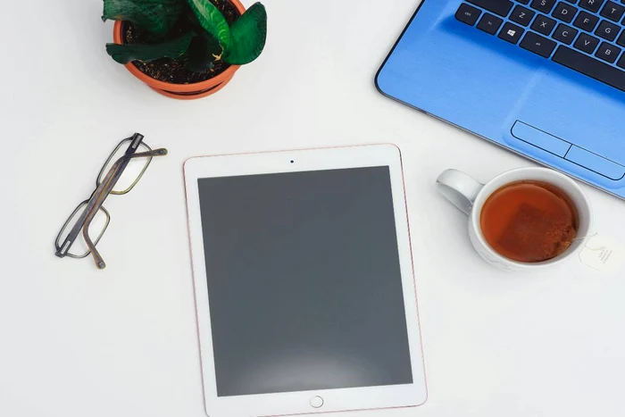 Poza de cover  Cum sa ti maximizezi productivitatea cu un iPad  sfaturi si trucuri folositoare Birou, iPad, laptop, ceasca cu ceai, ochelari de vedere, ghiveci cu planta jpg