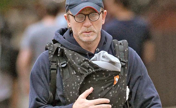 Craig a fost surprins în timp ce îşi mângâia fetiţa cu dragoste pe stradă în New YorkFoto: Profimedia