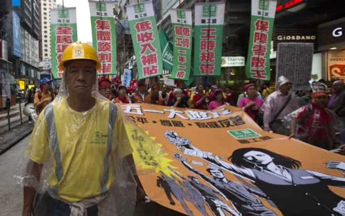 Locuitorii din Hong Kong au cerut salarii mai mari şi condiţii de muncă mai bune de la companiile străine pentru care lucrează. FOTO: Reuters