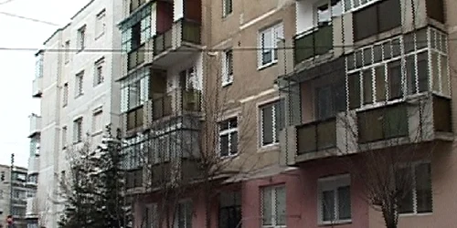 Fata a căzut de la etajul patru a acestui bloc