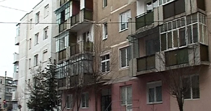Fata a căzut de la etajul patru a acestui bloc