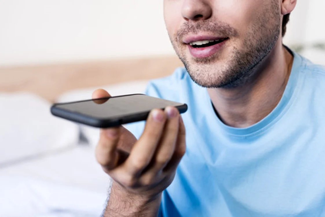 Un bărbat vorbește la telefon pe speaker. Sursă foto: Adobe Stock