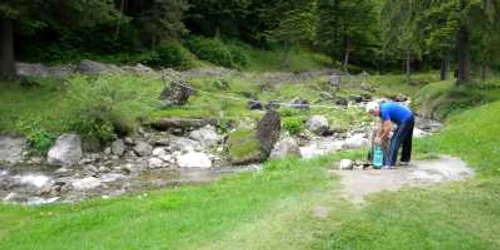 Mașina s-a răsturnat în albia pârâului Valea Cerbului. Foto arhivă Adevărul Ploiești