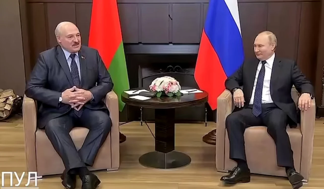 Vladimir Putin a fost surprins în timp ce făcea gesturi necontrolate cu piciorul