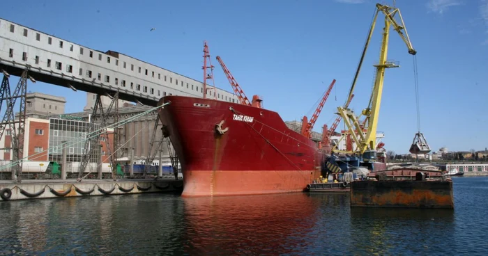 Piraţii pun condiţiile negocierii pentru eliberarea navei