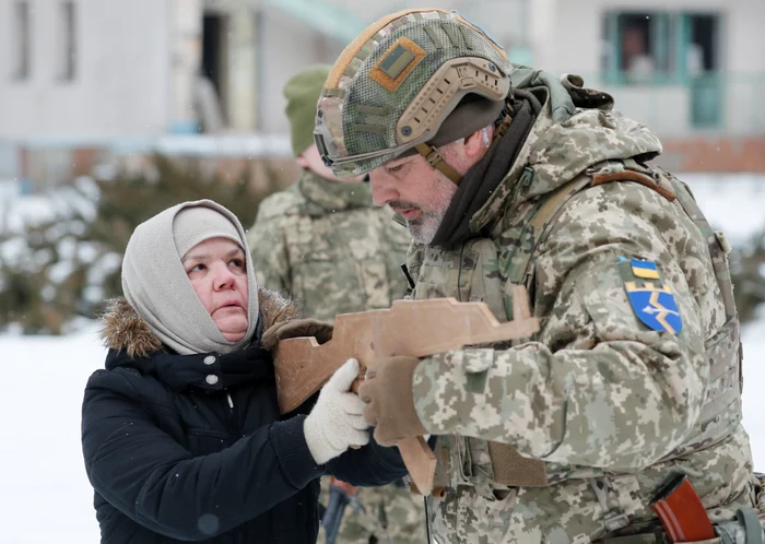 Bunicuțele din Kiev gata de luptă pentru țară - foto EPA-EFE