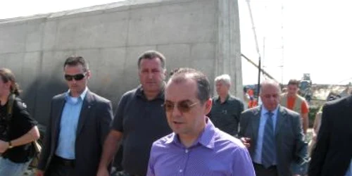 Timişoara: VIDEO 500 de lei amendă pentru cel care a aruncat cu ouă după Emil Boc / Premierul a declarat că nu ştie nimic