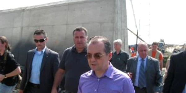 Timişoara: VIDEO 500 de lei amendă pentru cel care a aruncat cu ouă după Emil Boc / Premierul a declarat că nu ştie nimic