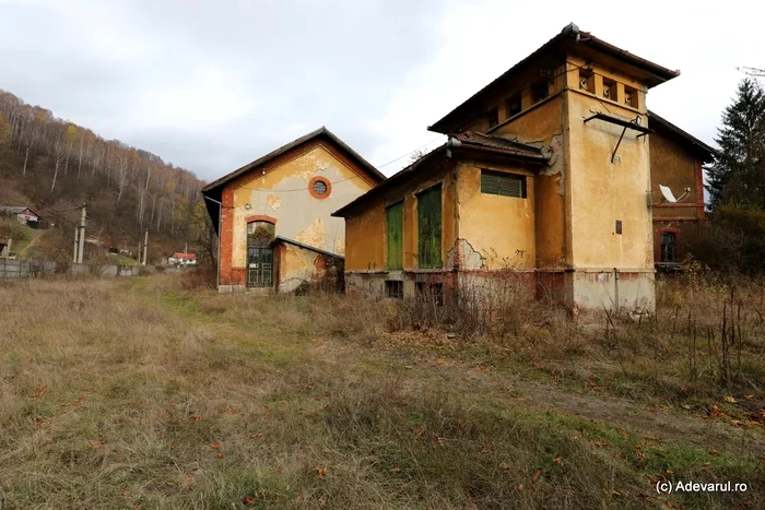 Pereții scorojiți ai vechiului depou Petroșani