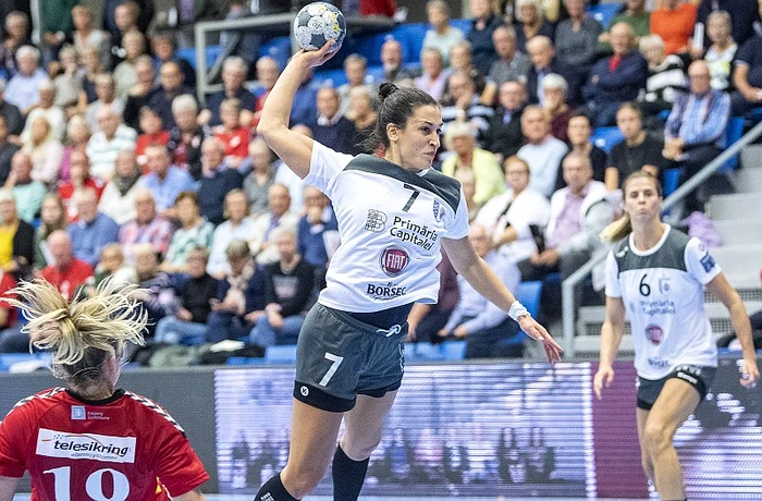 
    Andrea Lekic a contribuit la victoria (24-22) CSMB în Danemarca, pe terenul din EsbjergFoto: EPA-EFE  