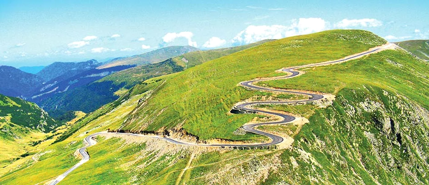 
    Transalpina (DN 67C) este cea mai înaltă şosea  din România (2.145 metri, în Pasul Urdele)  