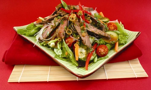 salata de carne de vita cu taitei de orez jpeg