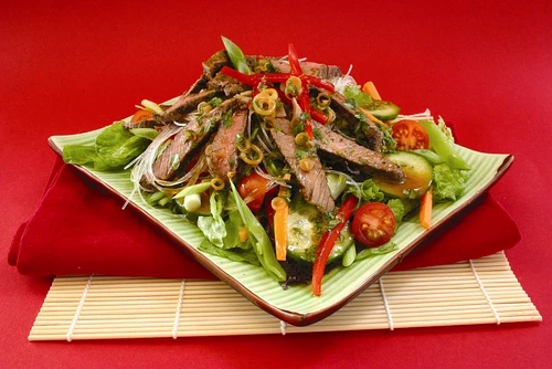 salata de carne de vita cu taitei de orez jpeg