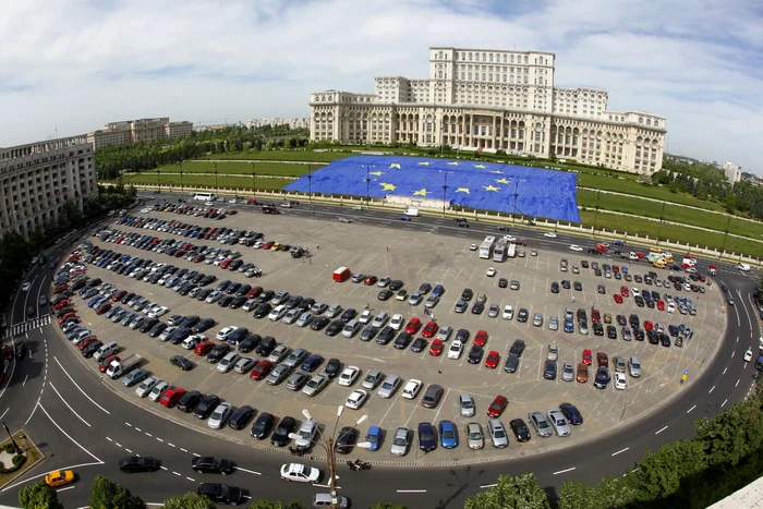 Imens drapel al Uniunii Europene, întins în faţa clădirii Parlamentului din Bucureşti, cu ocazia Zilei Europei. Foto: REUTERS/Bogdan Cristel