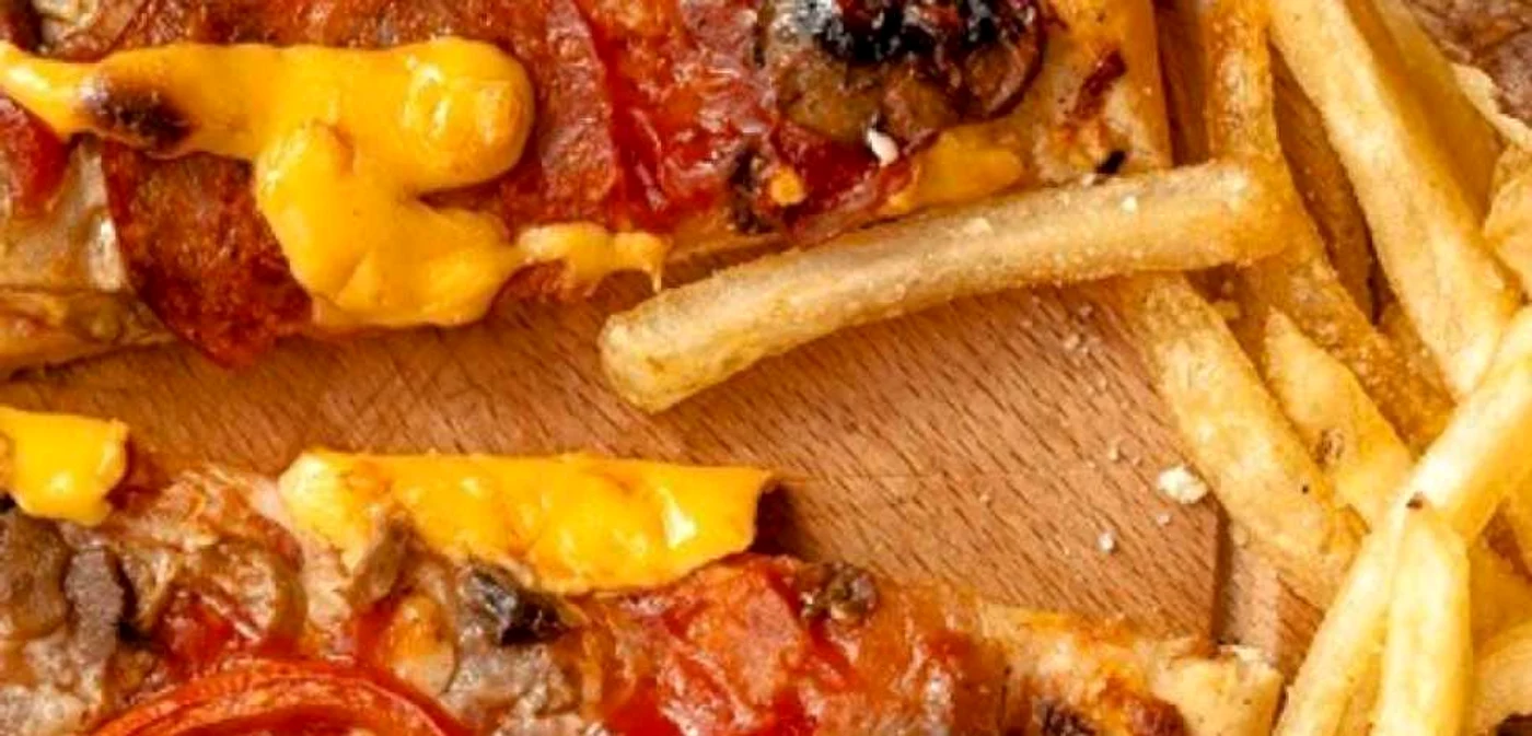 Este recomandat să evitaţi reîncălzirea pizzei cât şi a cartofilor prăjiţi la cuptorul cu microunde. FOTO hungryhouse.co.uk