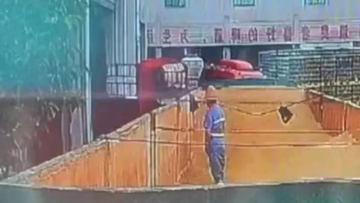 Un muncitor, filmat în timp ce urinează într-un container dintr-o fabrică de bere din China
