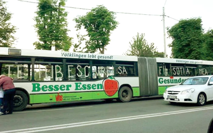 
    Tânărul a scris pe  geamurile autobuzului “Te iubesc! Vrei să  fii soţia mea?”  
