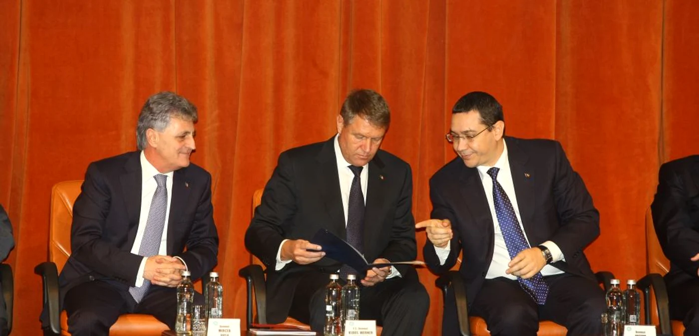 Klaus Iohannis trebuie să aleagă unde vrea să se aşeze. Dacă va ezita prea multă vreme i se va găsi un scaun fără să mai fie întrebat.
