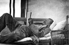 Iosif Stalin citind ziarul (© Wikimedia Commons)