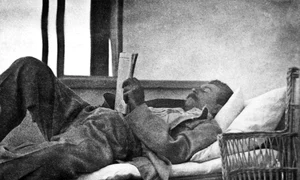 Iosif Stalin citind ziarul (© Wikimedia Commons)