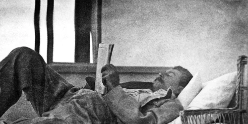 Iosif Stalin citind ziarul (© Wikimedia Commons)
