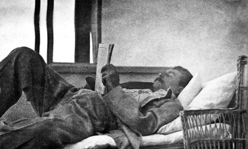 Iosif Stalin citind ziarul (© Wikimedia Commons)