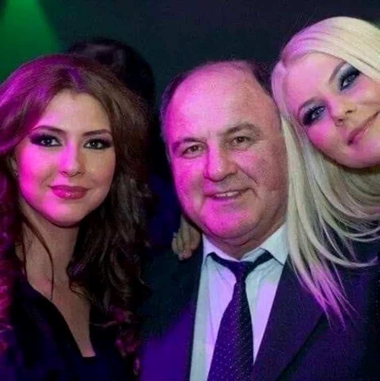 Surorile Adina și Roxana, alături de regretatul lor tată