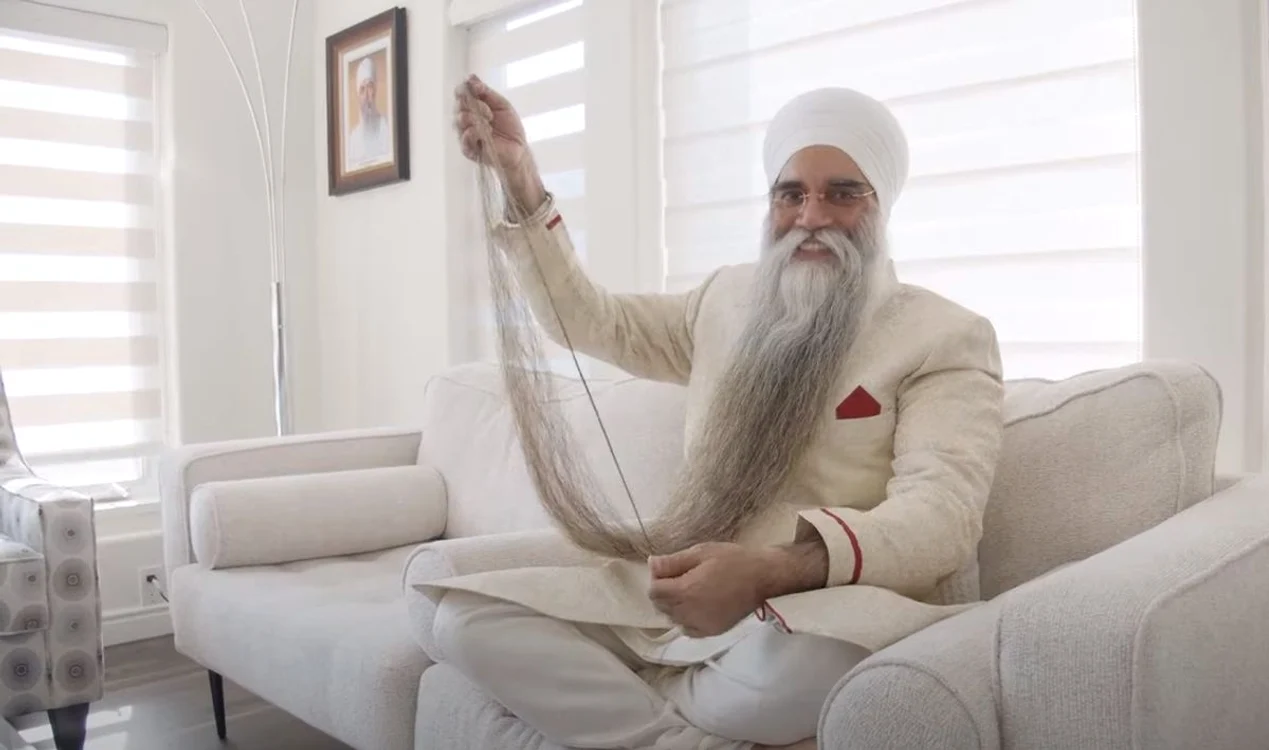Sarwan Singh se mândrește cu barba lui (Foto: captură video)