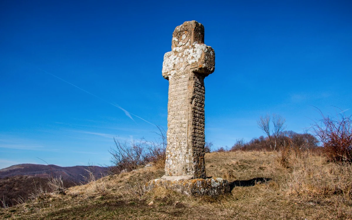 „Crucea lui Ursache“ se află la o înălţime de 1.000 de metri Foto: transatravel.ro