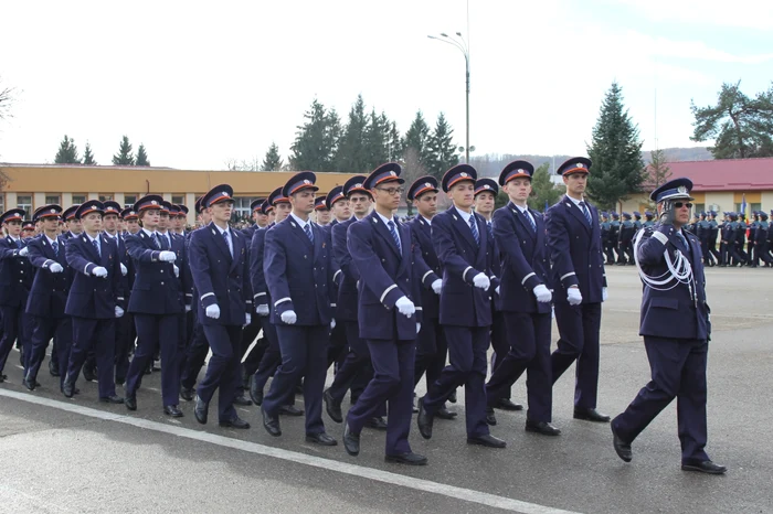 Elevi ai Şcolii de Poliţie Câmpina (FOTO: adevarul.ro)