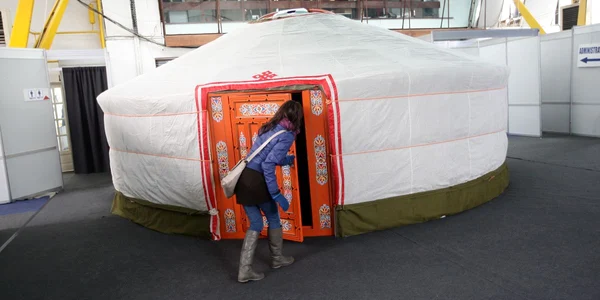 Iurtele mongole au fost instalate lângă centrul expoziţional