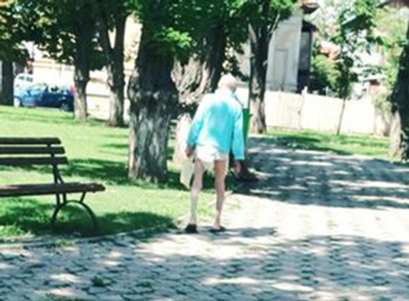 Pacient cu scutec și sondă urinară atașată de el, găsit pe o stradă din Buzău. O femeie l-a văzut și a sunat la 112
