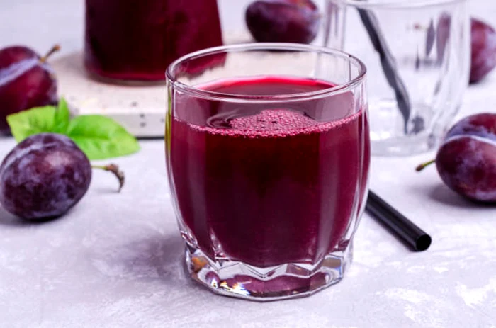 Sucul de prune ajută la digestie FOTO: Shuterstock