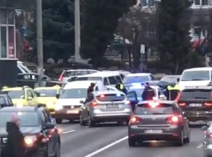 Polițiștii au blocat în trafic mașina condusă de adolescent FOTO captură video