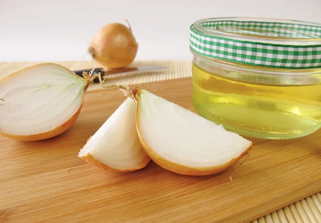 
    Ceapa este cel mai bun antibiotic natural.  Din ea se pot prepara ceaiuri  sau siropuri îndulcite cu miere  