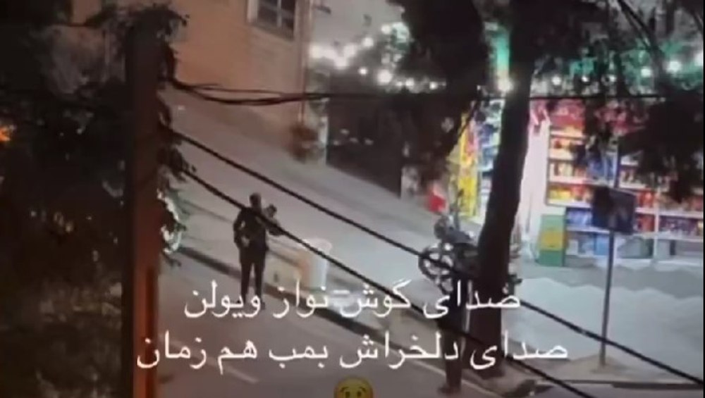 Muzică în mijlocul bombardamentelor. Un violonist iranian „cântă pentru ca vecinii săi să audă muzică în loc de explozii”