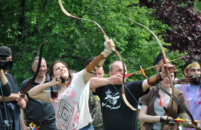 Sportivii si-au incercat norocul si la tinte aflate la 145 de metri distanta. Foto: R. Bloancă