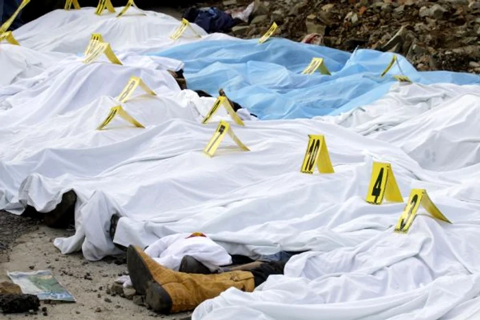 Autobuzul a căzut de la 300 de metri (Fotografii - Reuters)