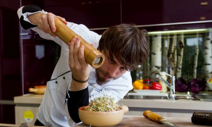 
    Pe Florin Scripcă îl puteţi vedea mâine, de la ora 17.00, la "Cireaşa de pe tort" (Prima TV)  