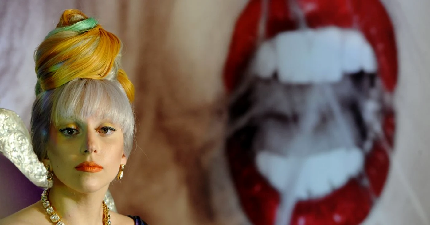 Lady Gaga nu se teme să apară în ipostaze atipice. FOTO Mediafax/ AFP