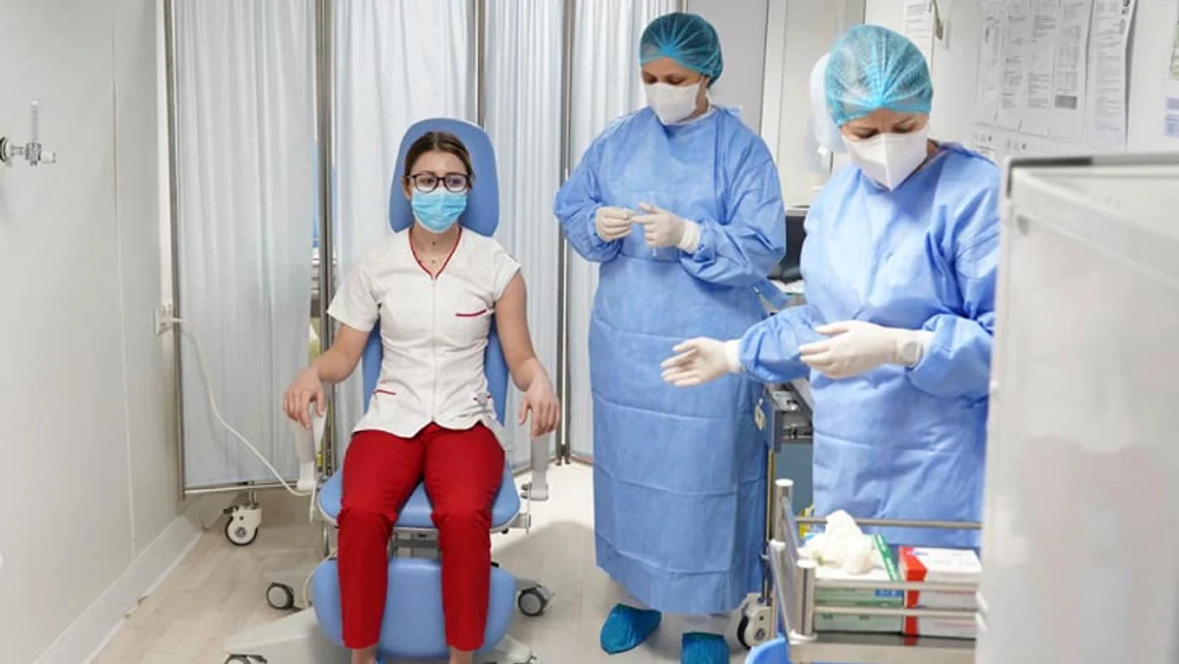 Mihaela Anghel, asistentă medicală la Institutul „Matei Balș”, primul român din țară vaccinat anti-COVID Foto: MApN